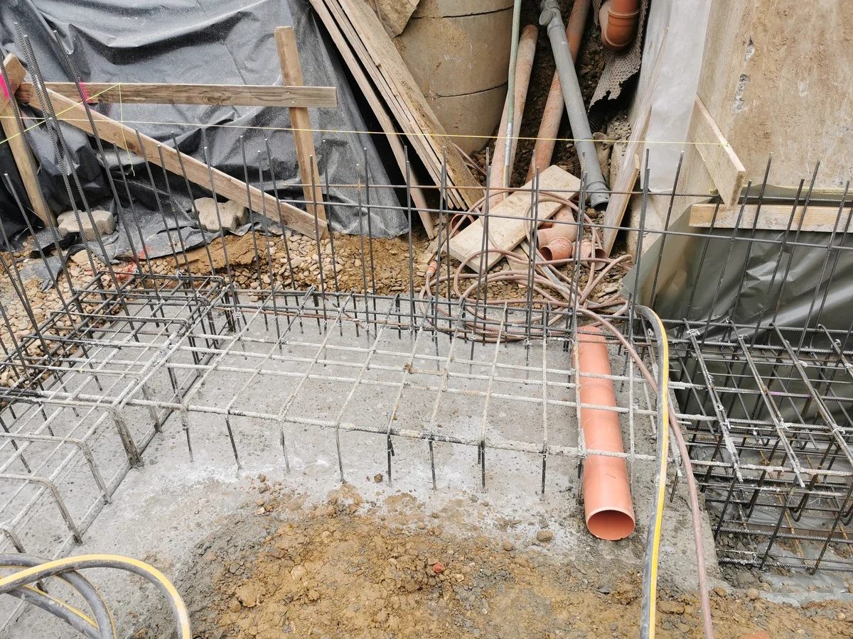 Bewehrung und Schalung für Fundament und Bodenplatte des Anbaus