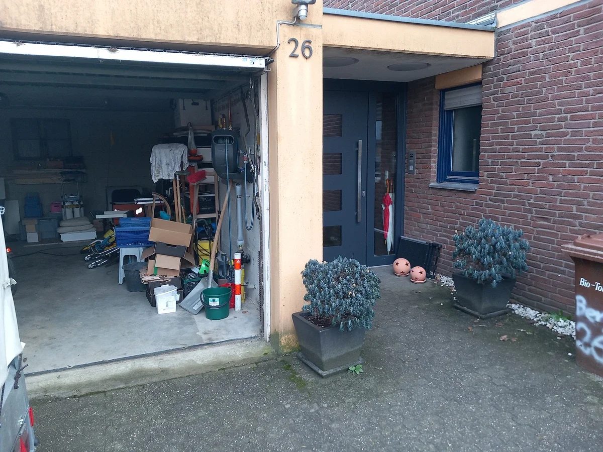 Offene Garage und Hof am Bestandsgebäude, Blick in die Garage vor Baubeginn