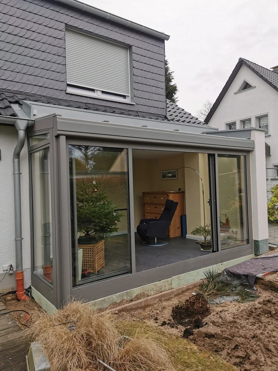 Verglaster Anbau an einem Einfamilienhaus