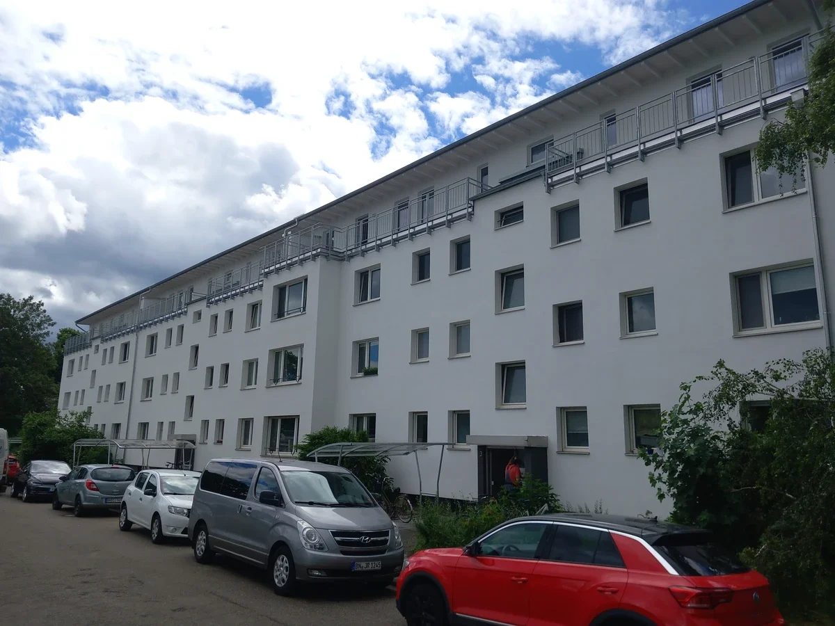Mehrfamilienhaus mit fertigem Staffelgeschoss und Dachterrassen nach der Aufstockung