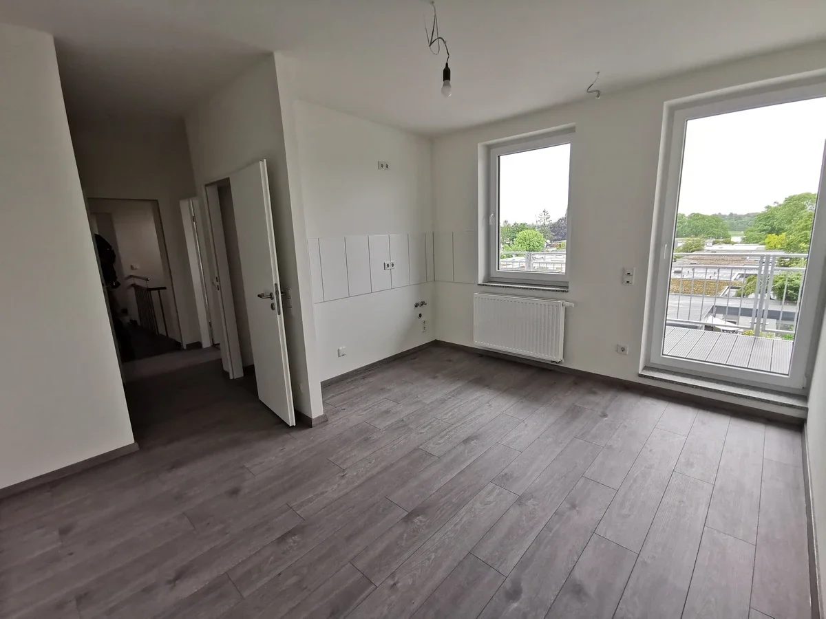 Heller Wohnraum in der neuen Etage nach der Aufstockung