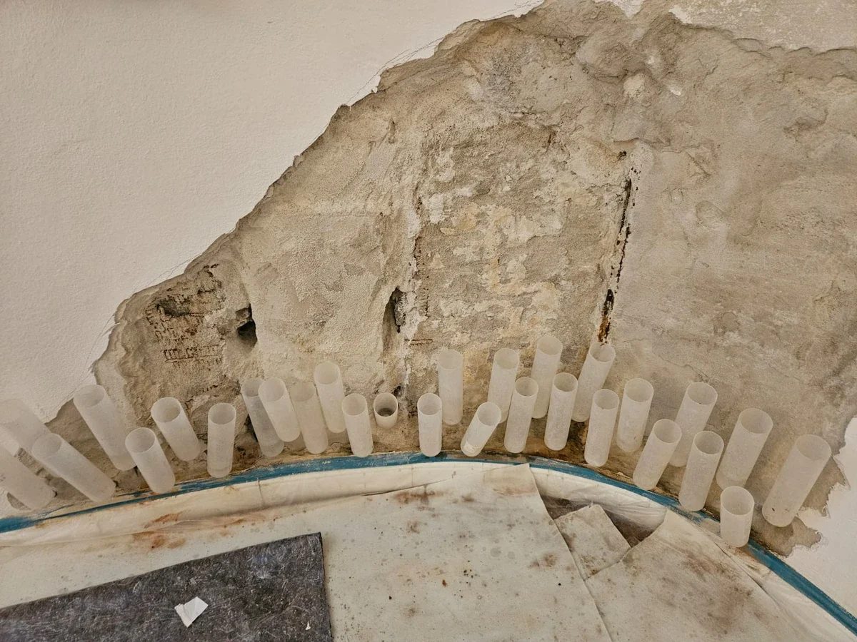 Bohrlochreihe für eine Horizontalsperre im unteren Bereich einer Bestandswand