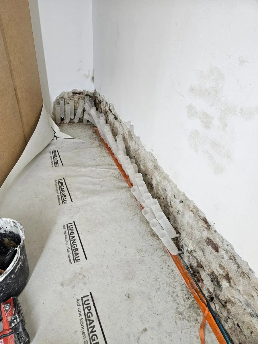Injektionspacker entlang einer Innenwand während der Bauwerkstrockenlegung